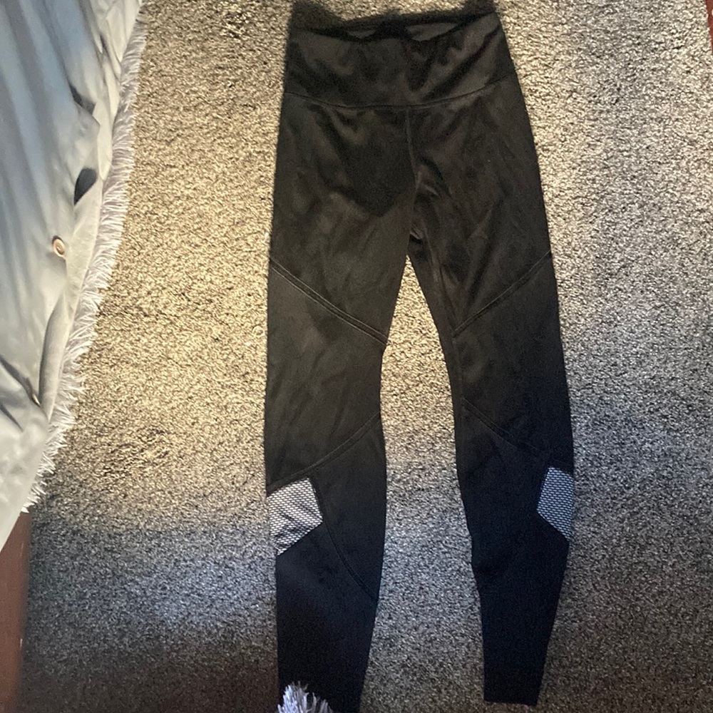 high wasted leggings, with little design in the bottom